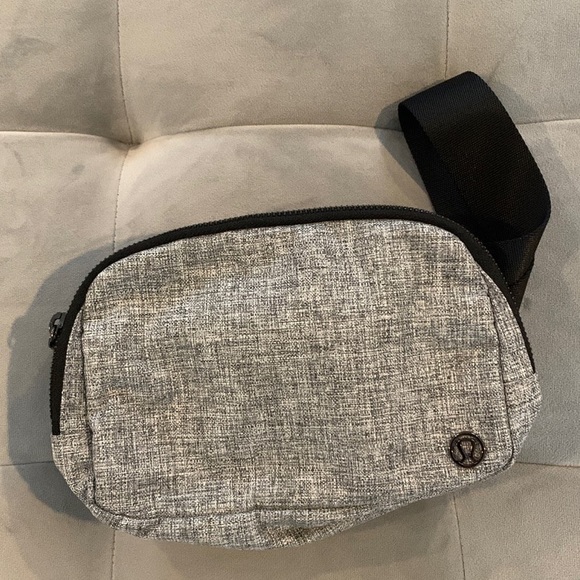 lululemon athletica Handbags - LAST ONE Lululemon Everywhere Belt Bag Heathered Black